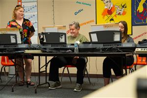 people learning keyboard pianos